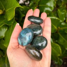 Load image into Gallery viewer, Labradorite Tumblestone
